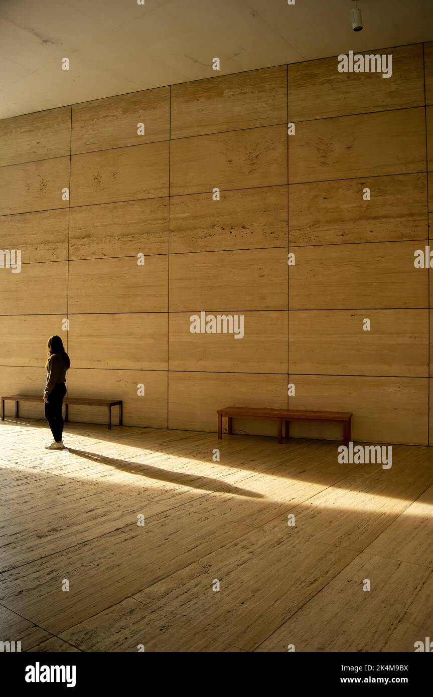 Junge Frau, die gegen das Licht steht, jumex Museum CDMX, der Raum ist ganz aus Marmor, zwei Bänke, natürliches Licht Stockfoto