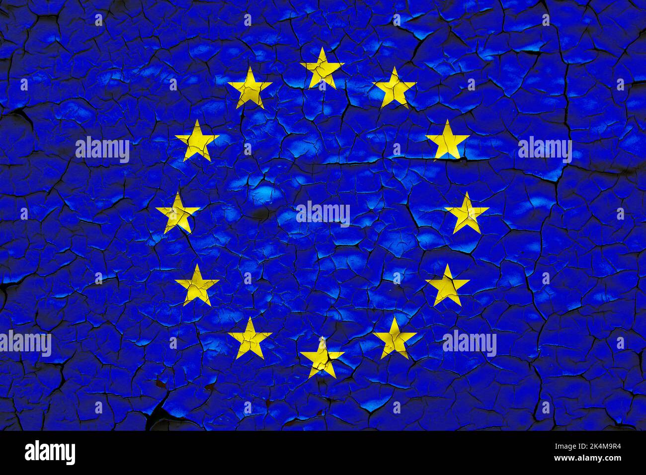 Flagge der Europäischen Union auf rissiger Betonwand gemalt. Wirtschaftskrise in Ländern der Europäischen Union Konzept. Stockfoto