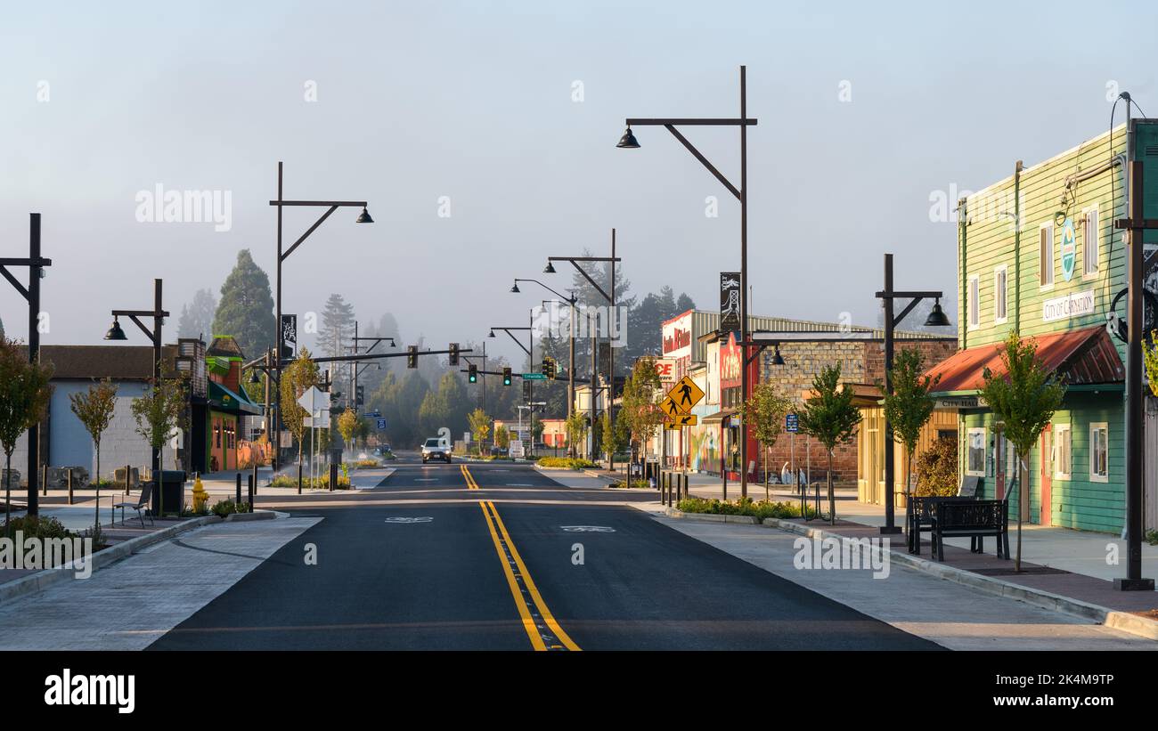 Carnation, WA, USA - 02. Oktober 2022; Südansicht entlang der State Route 203 in der neu renovierten toll Avenue in Carnation Stockfoto