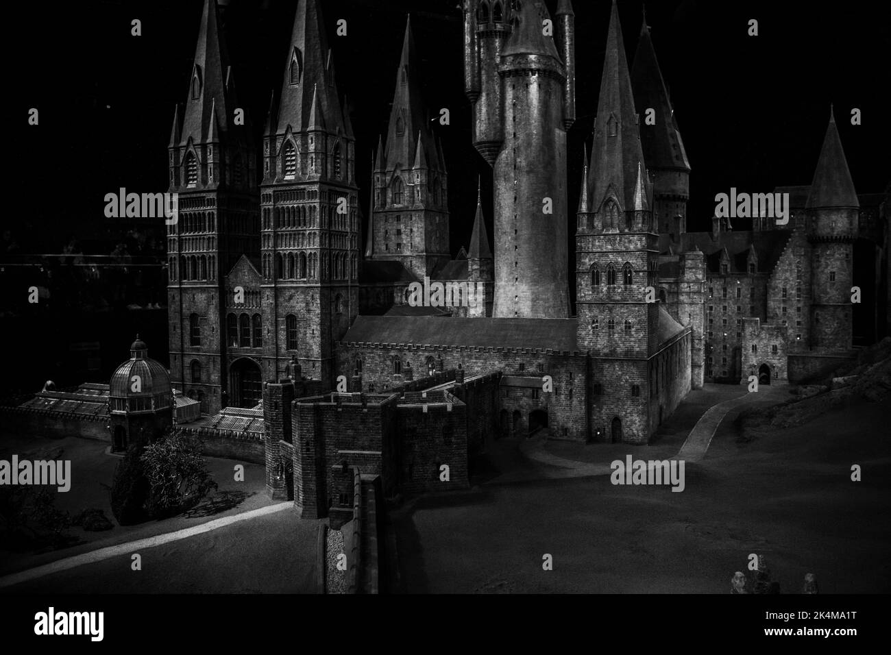 Eine Graustufenaufnahme des Hogwarts Castle bei der Harry Potter Warner Bros Studio Tour Stockfoto