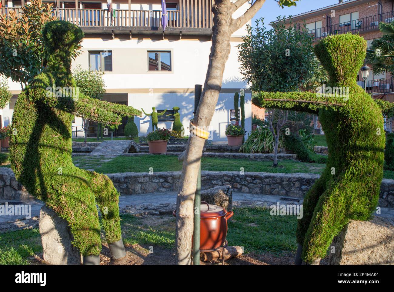 Grüne Zierskulpturen, das unverwechselbarste Bild der Stadt. Losar de la Vera, Caceres, Extremadura, Spanien. Stockfoto
