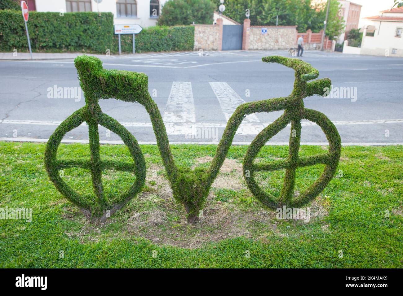 Grüne Fahrradskulpturen, das unverwechselbarste Bild der Stadt. Losar de la Vera, Caceres, Extremadura, Spanien. Stockfoto