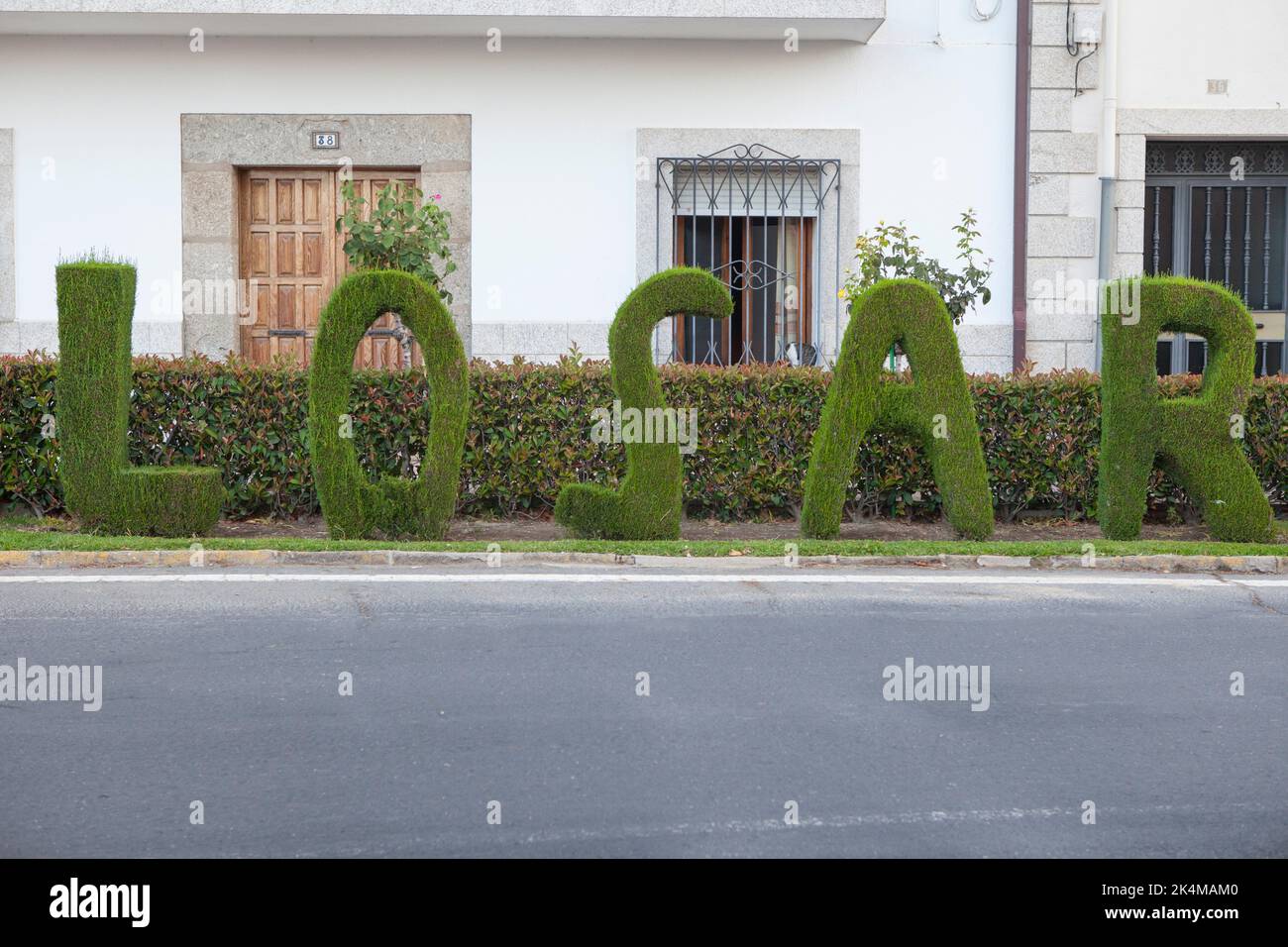 Skulptur mit grünen Buchstaben in Losar de la Vera, Caceres, Extremadura, Spanien. Stockfoto