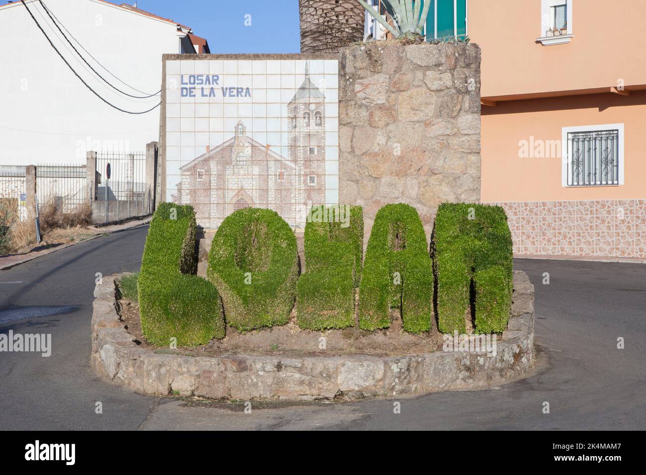 Einladende grüne Skulptur in Losar de la Vera, Caceres, Extremadura, Spanien. Stockfoto