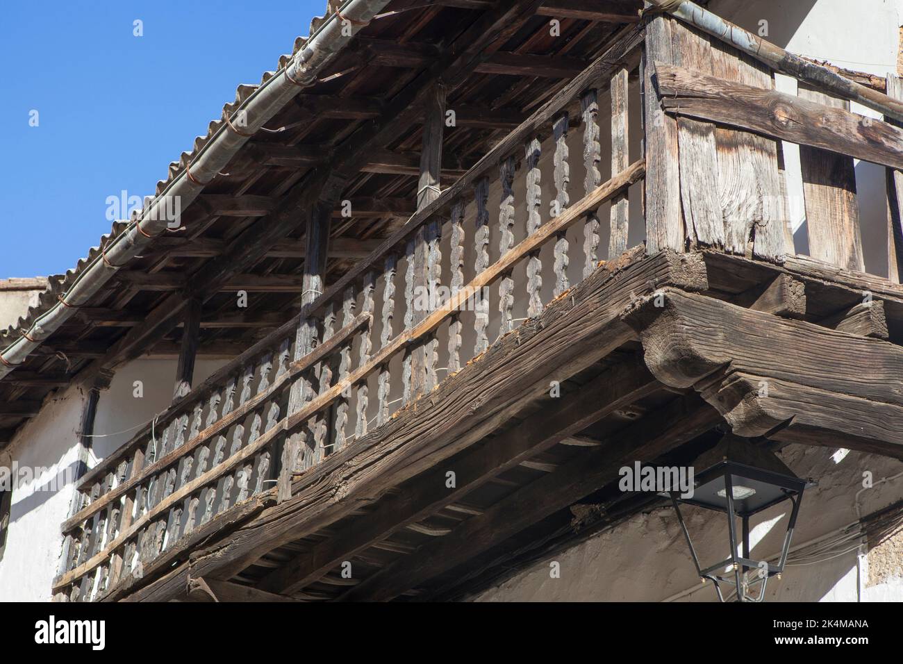 Alter Holzbalkon in der Architektur von Losar de la Vera. Caceres, Extremadura, Spanien. Stockfoto