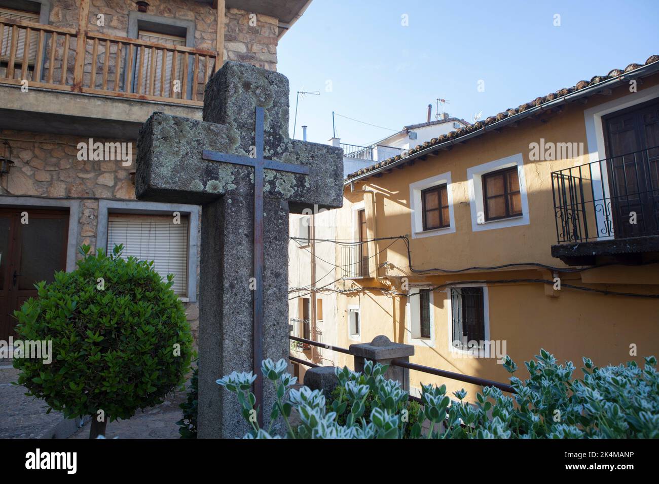 Granitkreuz in der Architektur von Losar de la Vera. Caceres, Extremadura, Spanien. Stockfoto