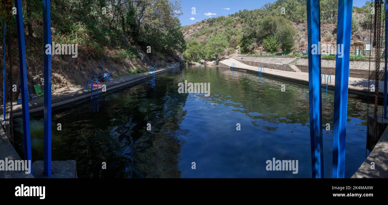 Natürlicher Swimmingpool von Vadillo. Kristallklares Wasser im Herzen von La Vera County. Losar de la Vera, Caceres, Extremadura, Spanien. Stockfoto
