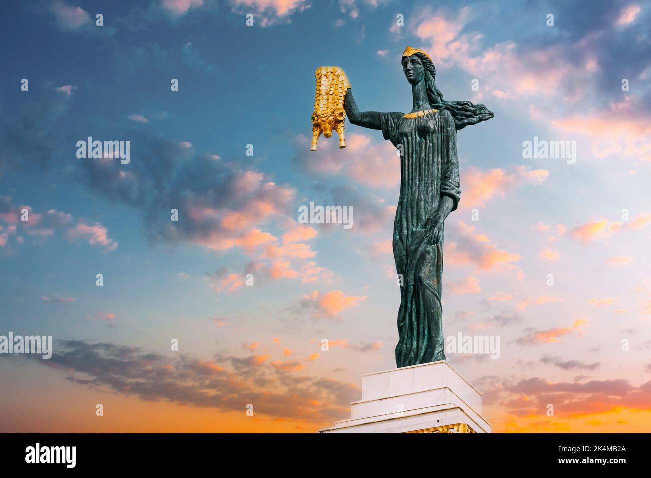 Batumi, Adjara, Georgia. Statue von Medea bei Sonnenuntergang Sonnenaufgang Himmel Hintergrund auf dem Europarat. Frau Mit Goldenem Fleece. In Der Griechischen Mythologie, Medea Stockfoto