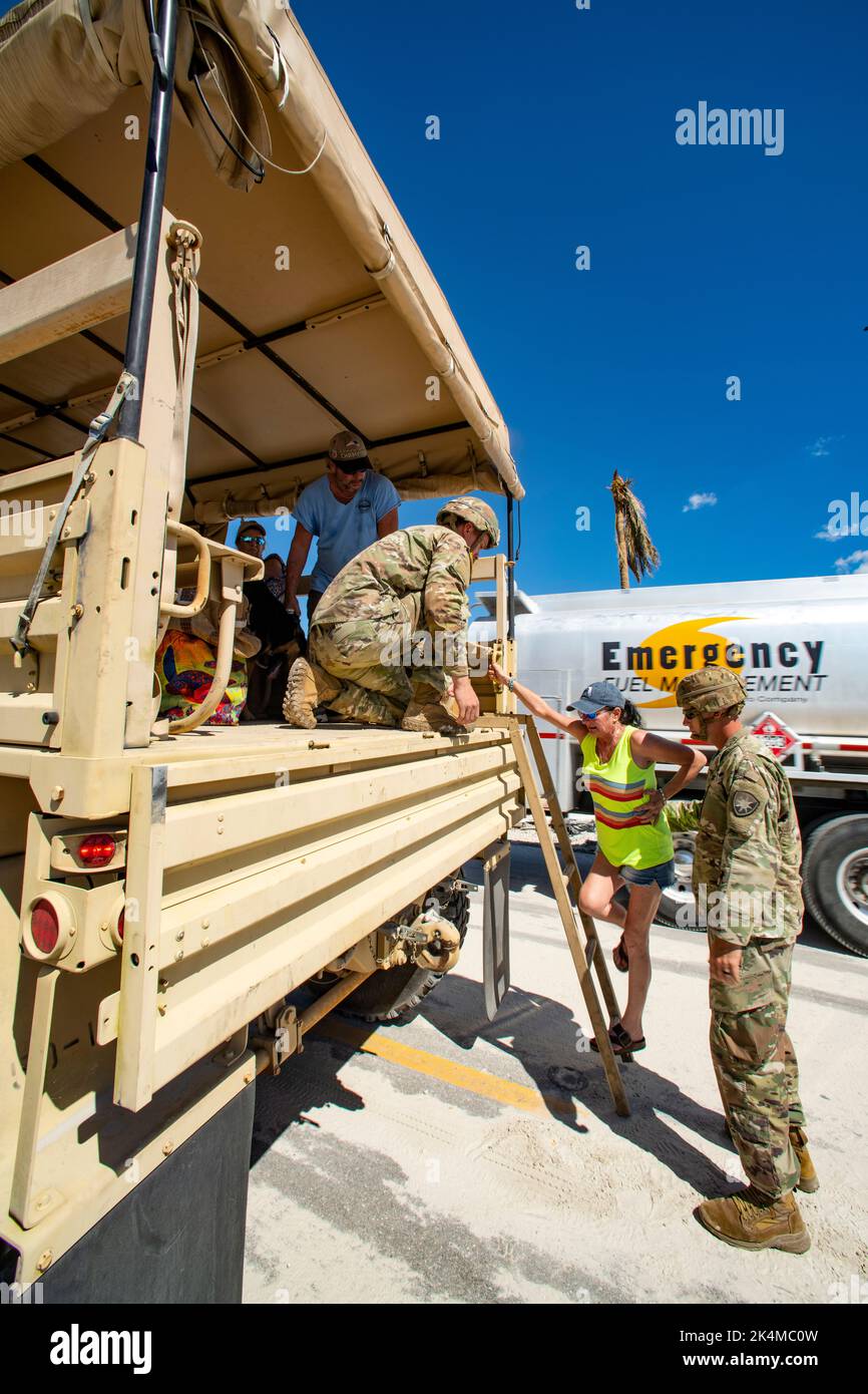 Die Soldaten der Florida Army National Guard unterstützen Bürger und ihren Hund vor Fort Myers Beach, Florida als Reaktion auf den US-amerikanischen „The Hundesitter“, 2. Oktober 2022. (USA Foto der Air National Guard von Senior Airman Jesse Hanson) Stockfoto