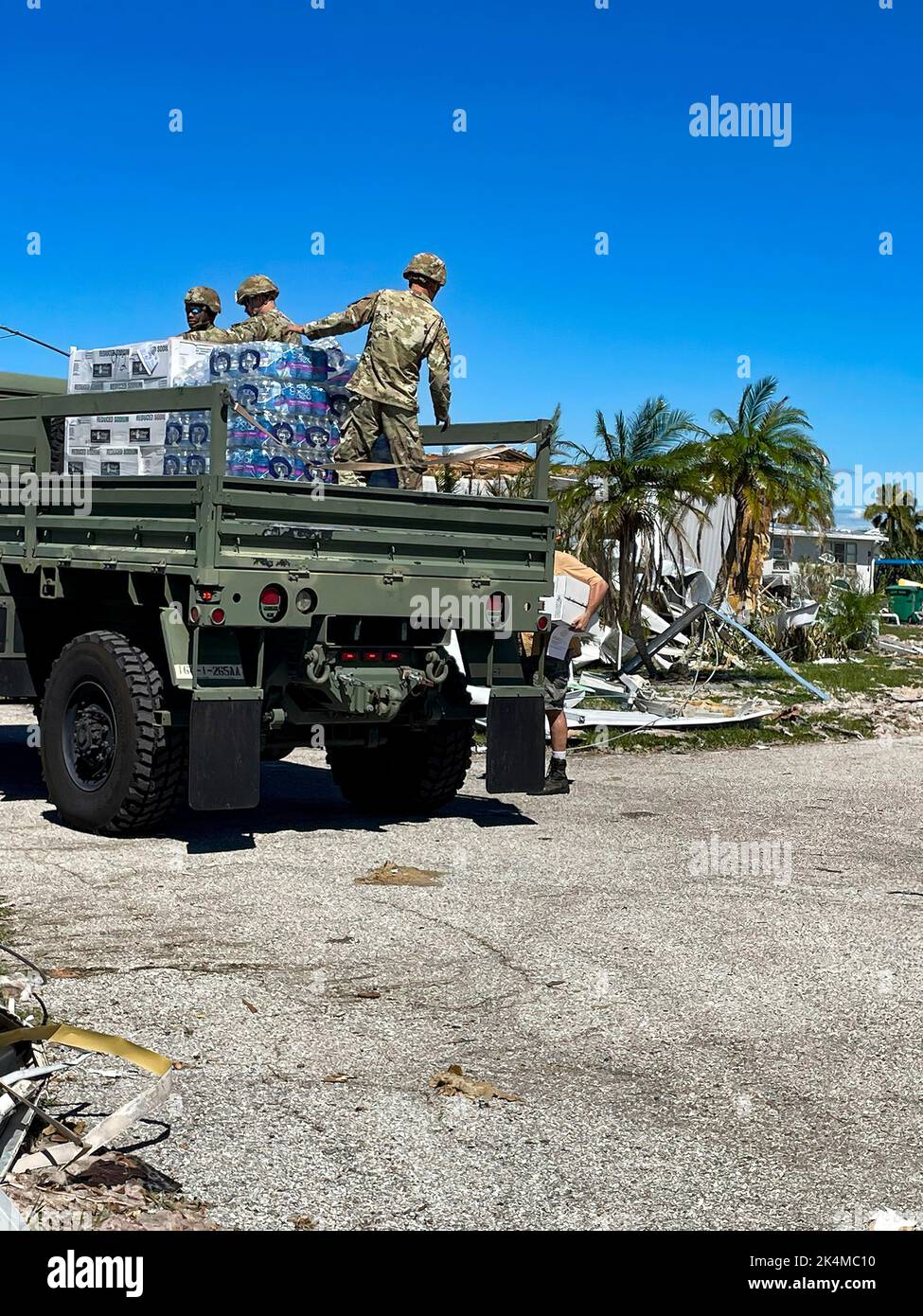 Soldaten der Luftverteidigungsartillerie 265. (Air Defense Artillery, ADA) liefern Nahrung und Wasser in die von dem US-amerikanischen Heerscharen verwüsteten Stadtviertel, Port Charlotte, Florida, 2. Oktober 1 2022. Wir haben Kräfte, die im ganzen Staat tätig sind und die den bedürftigsten Gebieten helfen. Stockfoto