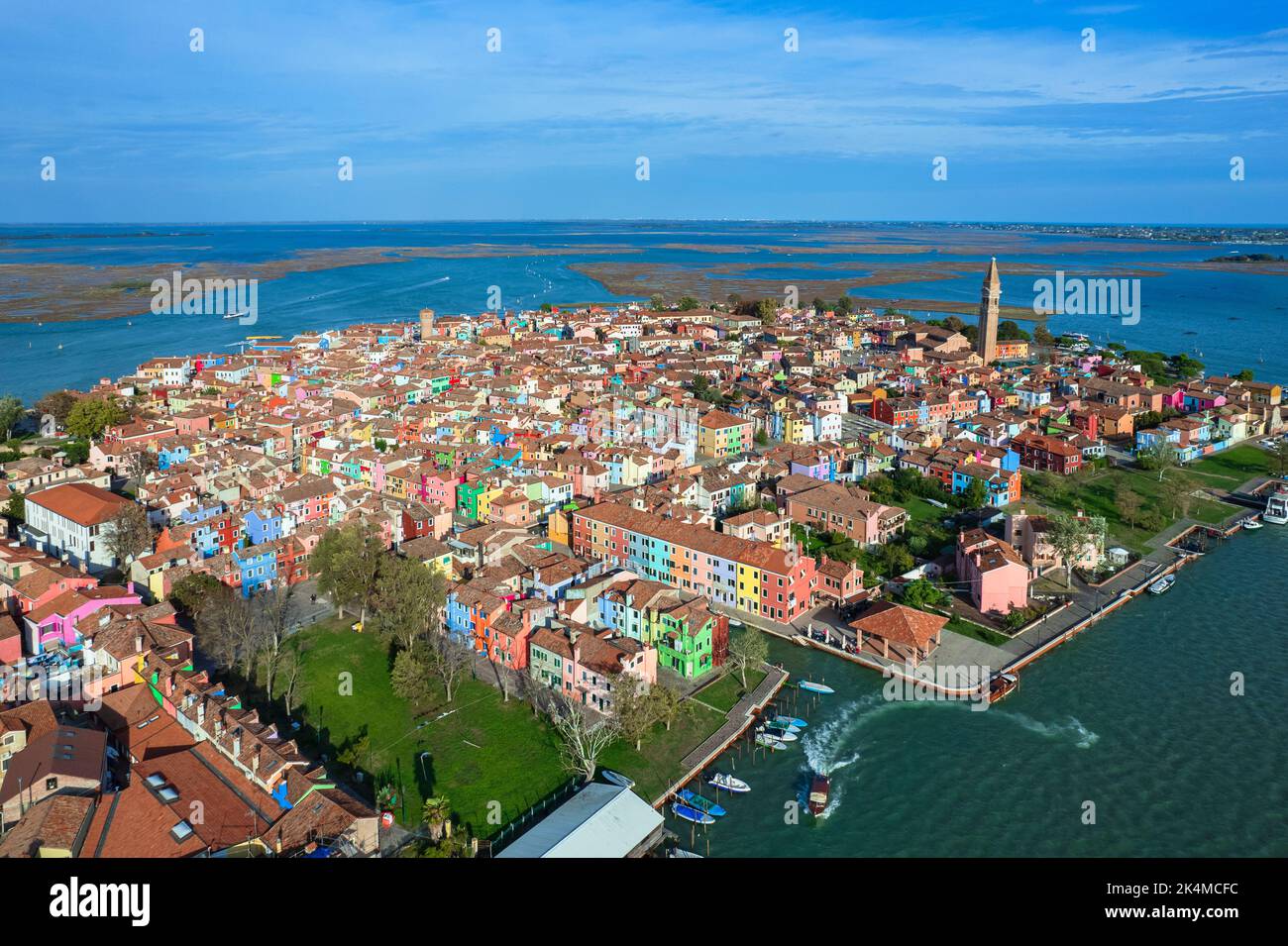 Luftaufnahme der Insel Burano. Burano ist eine der Inseln Venedigs, die für ihre bunten Häuser bekannt ist. Burano, Venedig - Oktober 2022 Stockfoto