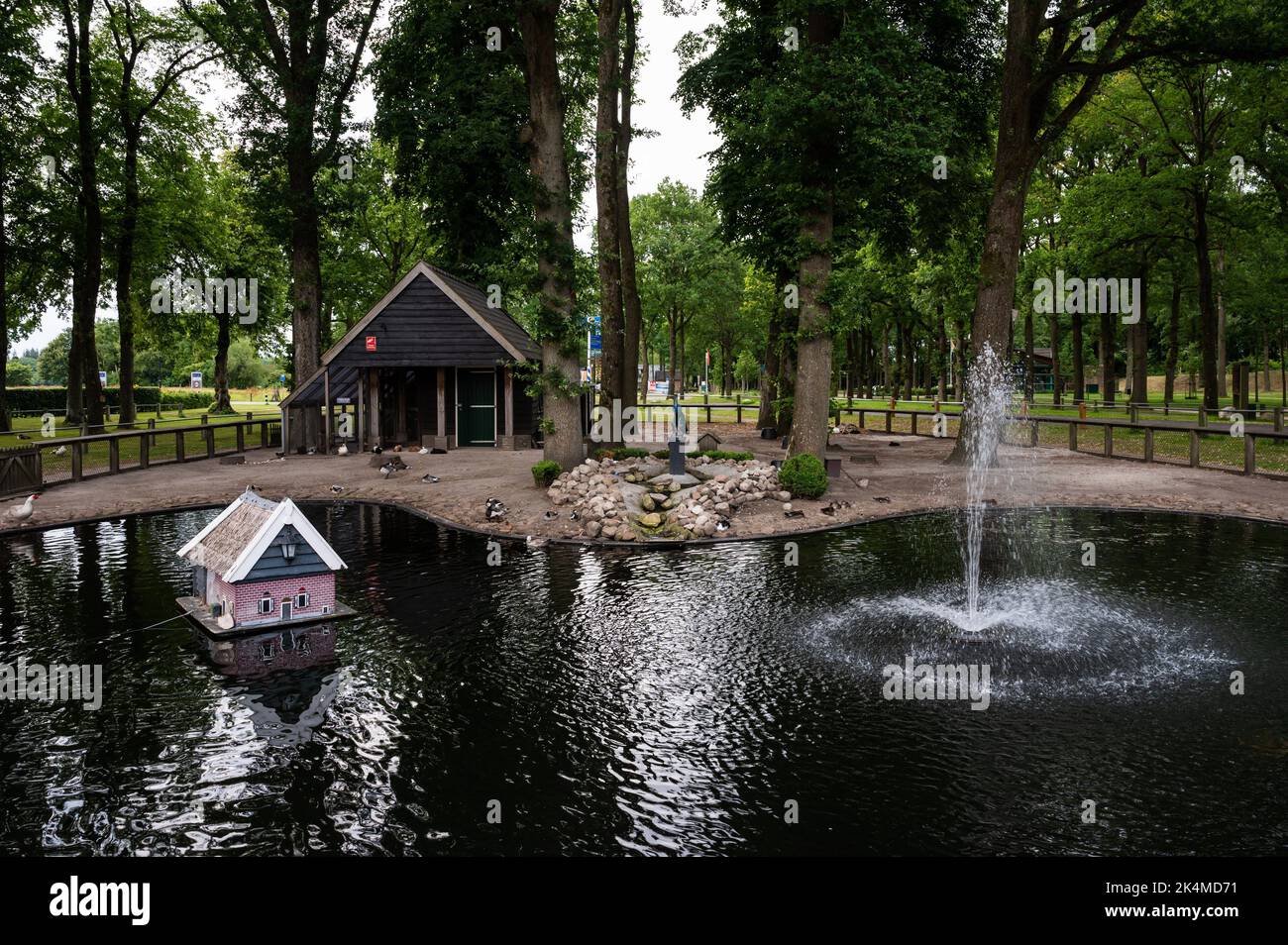 Diever, Drenthe, Niederlande - dekorierter Dorfbrunnen und Bäume im Park. Stockfoto