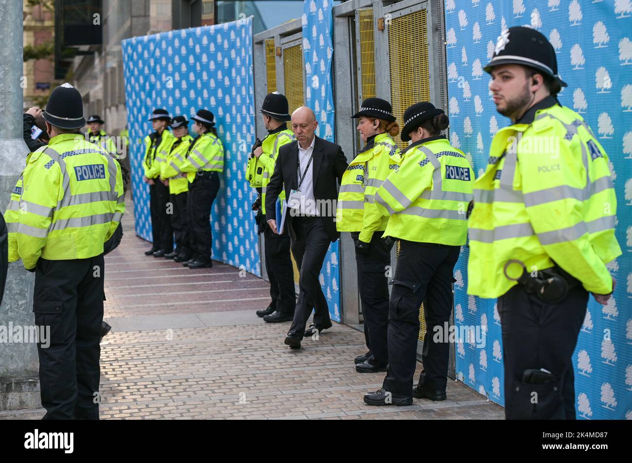 Centenary Square, Birmingham - 3. 2022. Oktober - Polizeibeamte umgeben die Konferenz der Konservativen Partei, nachdem ein Sicherheitsalarm die Polizei dazu veranlasste, das Internationale Kongresszentrum abzuschotten. Die Polizei von Birmingham twitterte: „Aufgrund einer potenziellen Sicherheitswarnung haben wir den Zugang zum und vom ICC vorübergehend eingeschränkt.“ PIC Credit: Scott CM/Alamy Live News Stockfoto