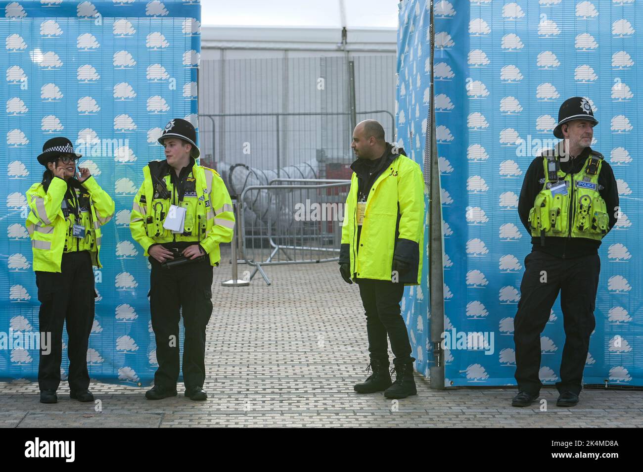 Centenary Square, Birmingham - 3. 2022. Oktober - Polizeibeamte umgeben die Konferenz der Konservativen Partei, nachdem ein Sicherheitsalarm die Polizei dazu veranlasste, das Internationale Kongresszentrum abzuschotten. Die Polizei von Birmingham twitterte: „Aufgrund einer potenziellen Sicherheitswarnung haben wir den Zugang zum und vom ICC vorübergehend eingeschränkt.“ PIC Credit: Scott CM/Alamy Live News Stockfoto