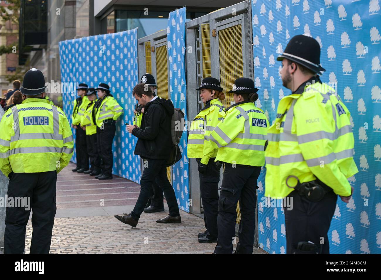 Centenary Square, Birmingham - 3. 2022. Oktober - Polizeibeamte umgeben die Konferenz der Konservativen Partei, nachdem ein Sicherheitsalarm die Polizei dazu veranlasste, das Internationale Kongresszentrum abzuschotten. Die Polizei von Birmingham twitterte: „Aufgrund einer potenziellen Sicherheitswarnung haben wir den Zugang zum und vom ICC vorübergehend eingeschränkt.“ PIC Credit: Scott CM/Alamy Live News Stockfoto