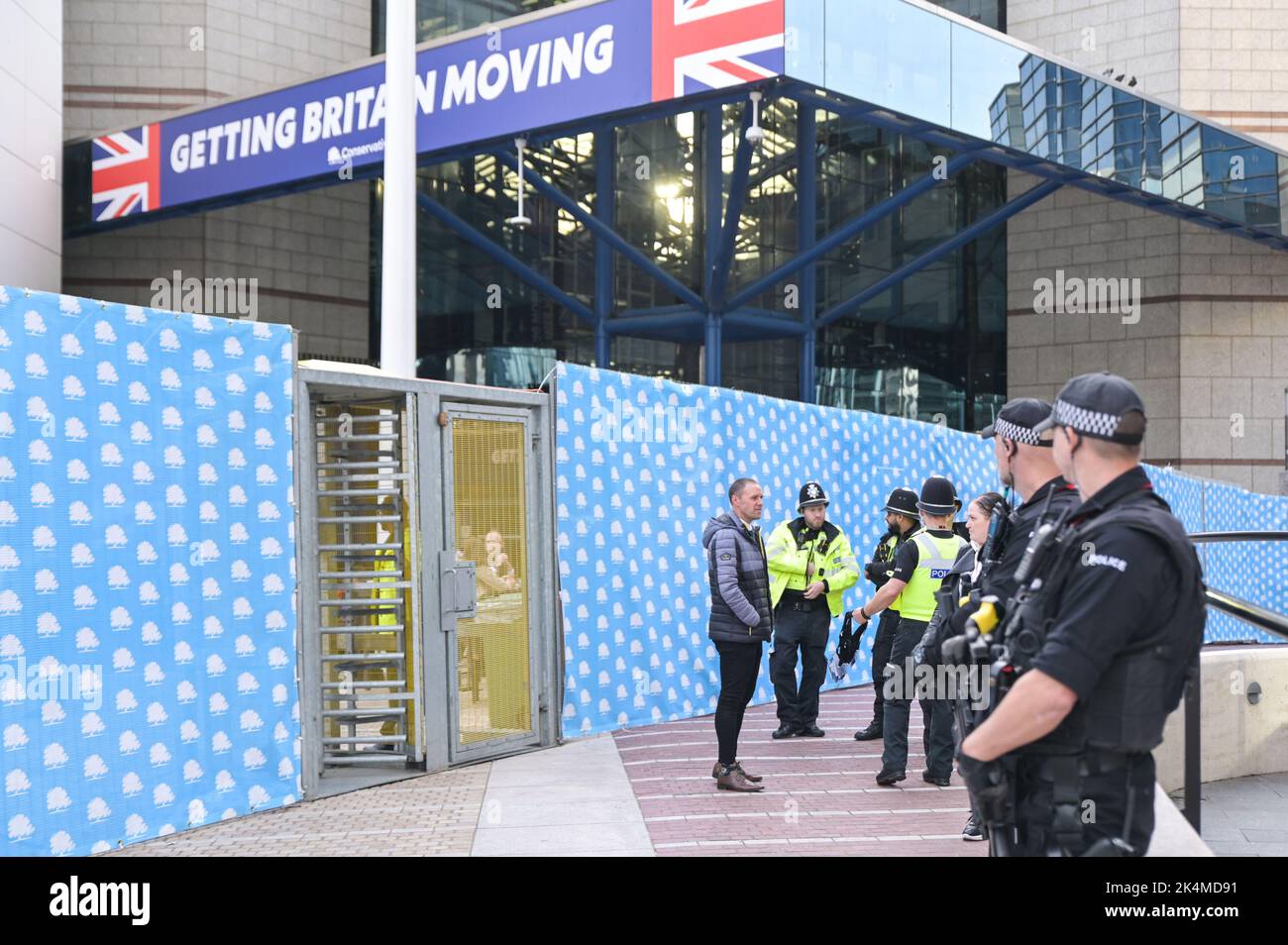 Centenary Square, Birmingham - 3. 2022. Oktober - Polizeibeamte umgeben die Konferenz der Konservativen Partei, nachdem ein Sicherheitsalarm die Polizei dazu veranlasste, das Internationale Kongresszentrum abzuschotten. Die Polizei von Birmingham twitterte: „Aufgrund einer potenziellen Sicherheitswarnung haben wir den Zugang zum und vom ICC vorübergehend eingeschränkt.“ PIC Credit: Scott CM/Alamy Live News Stockfoto
