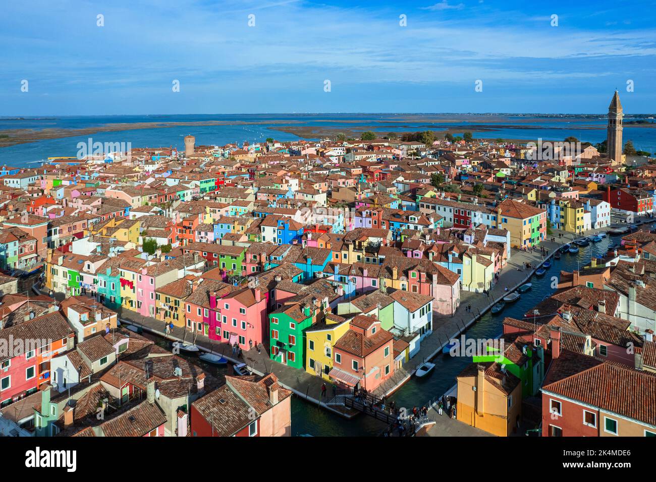 Luftaufnahme der Insel Burano. Burano ist eine der Inseln Venedigs, die für ihre bunten Häuser bekannt ist. Burano, Venedig - Oktober 2022 Stockfoto
