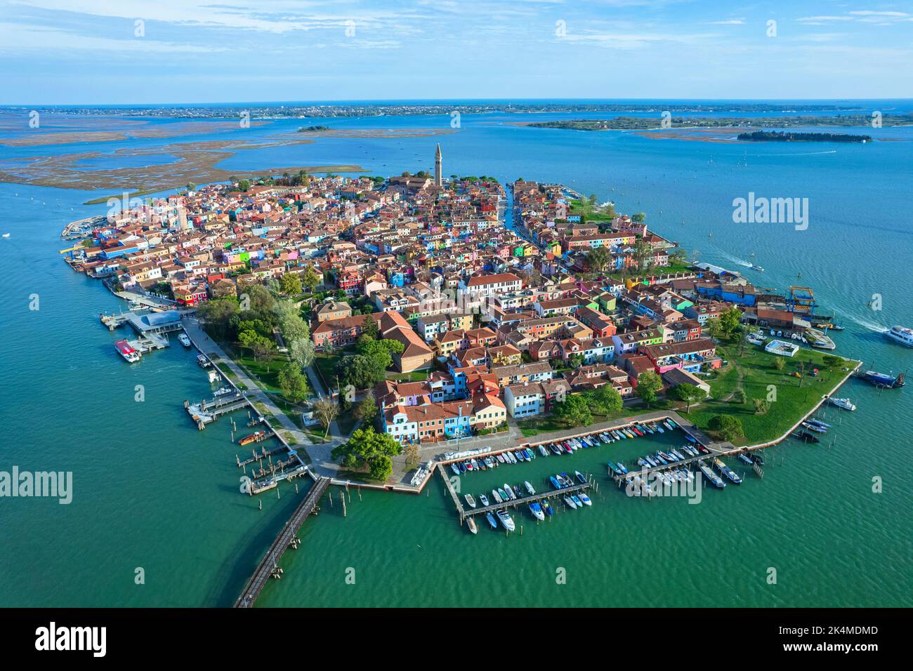 Luftaufnahme der Insel Burano. Burano ist eine der Inseln Venedigs, die für ihre bunten Häuser bekannt ist. Burano, Venedig - Oktober 2022 Stockfoto