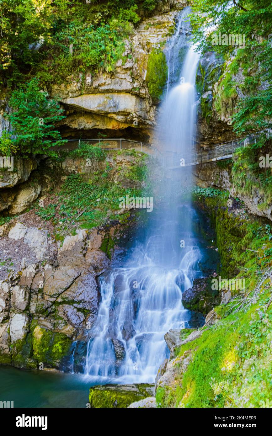 Der Giessbach entspringt in den hohen Tälern und Becken des Faulhorn-Sägistals und mündet in die weltbekannten Giessbachfälle, die in La münden Stockfoto