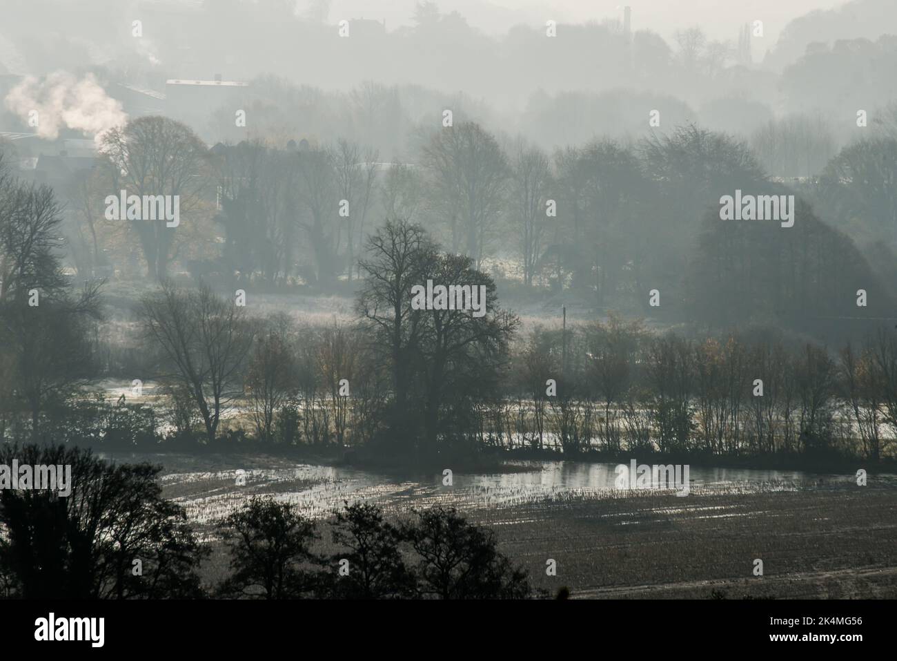 Morgennebel und wasserdurchfluteten Feldern im Derwent Valley in Belper, Derbyshire, nach einer Flut Stockfoto