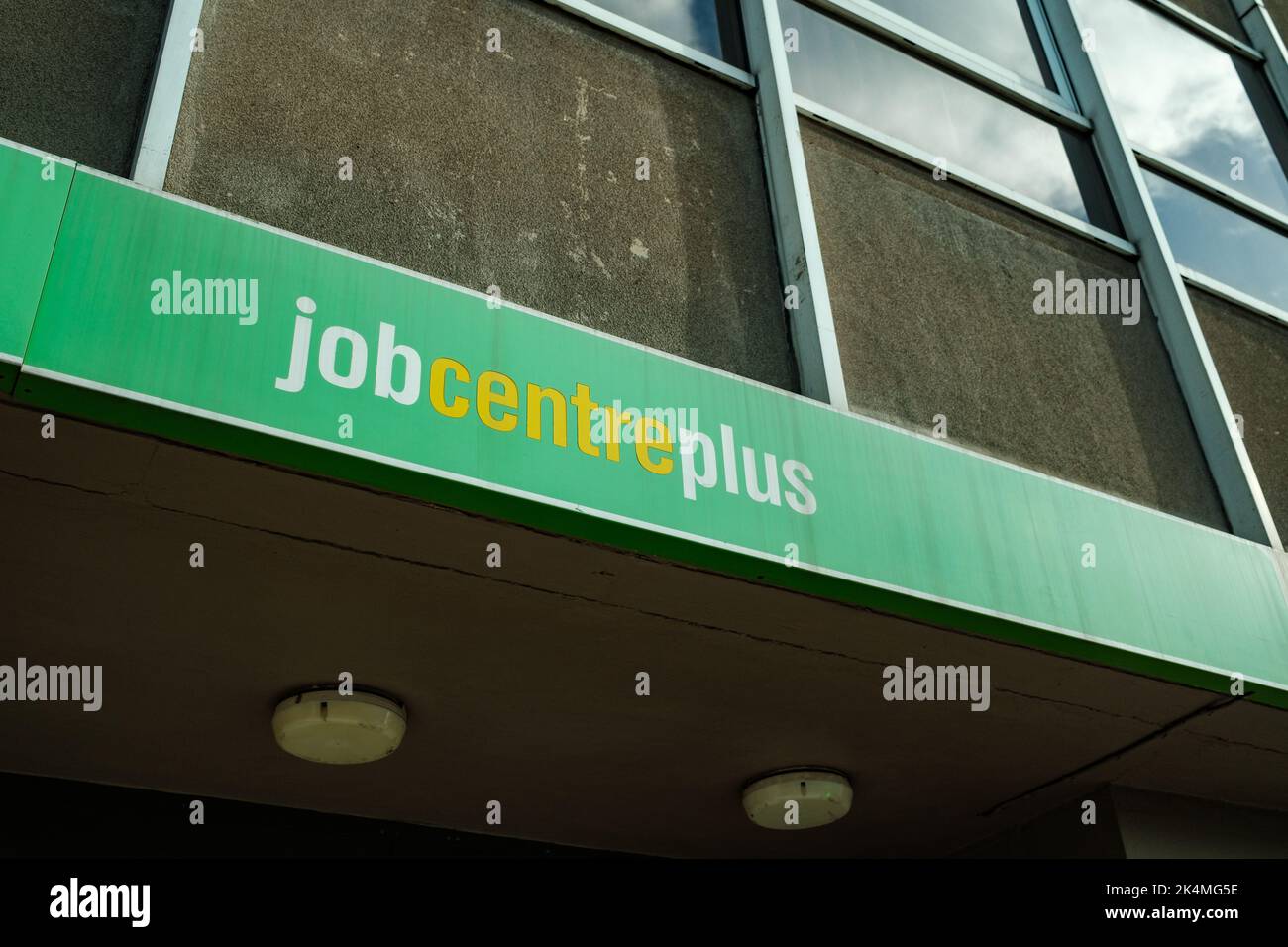 Manchester Eccles UK Oct 2022 Vorderes Eingangsschild zum Job Center plus Arbeitsamt Stockfoto