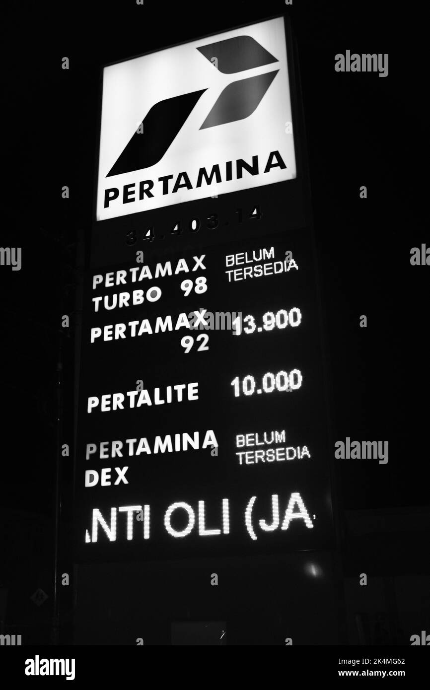 West Java, Indonesien - 02. Oktober, 2022 : Kraftstoffpreisschild, Foto eines Schildes an einer Tankstelle, das Kraftstoffpreise verschiedener Typen anzeigt Stockfoto