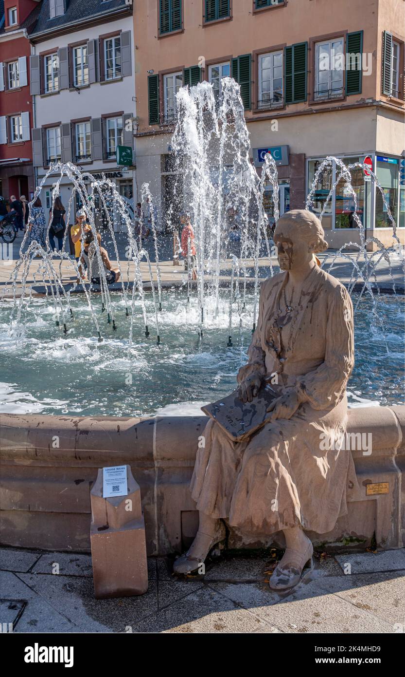 Blick auf den Brunnen und die Statue von Louise Weiss Stockfoto