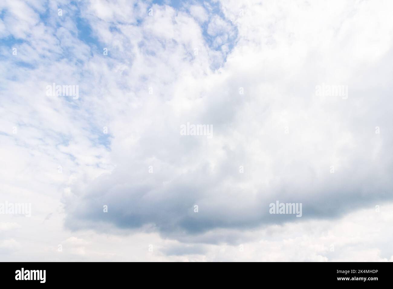 wolkige Wetterlandschaft. Windiger Himmel im Hintergrund. Frischluftkonzept. Niederschlagsprognose Stockfoto