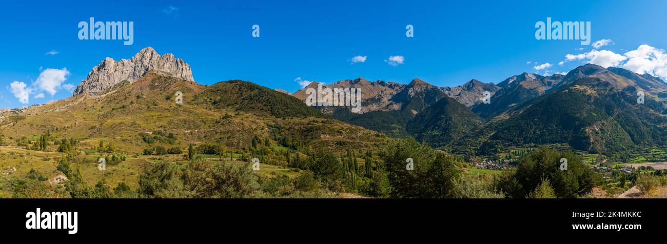 Das Tena-Tal in den spanischen Pyrenäen, in der Nähe von Sallent de Gallego, in der Provinz Huesca, Aragon, Spanien Stockfoto