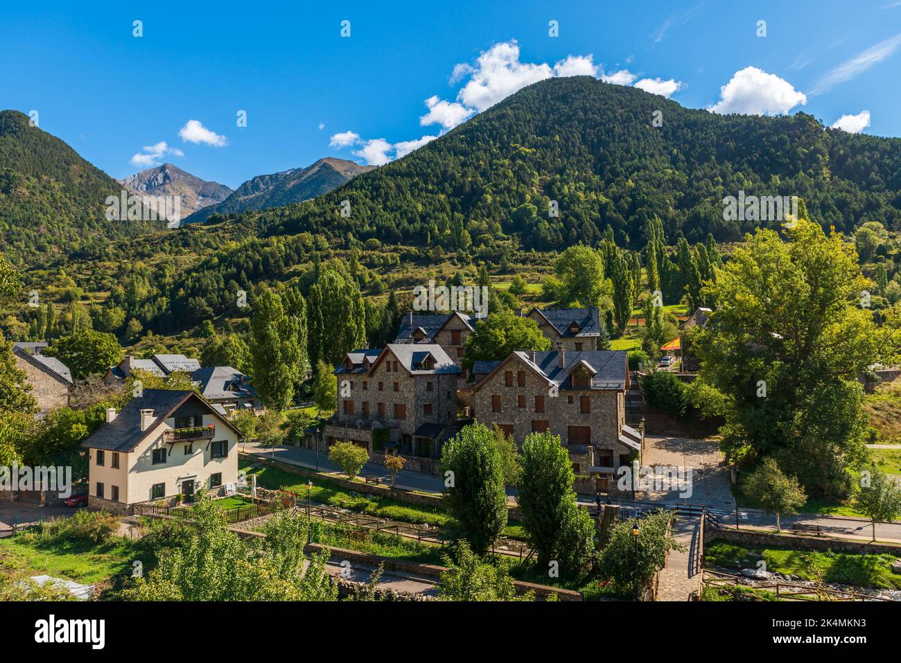 Das kleine Dorf Sallent de Gallego, am Fuße der Pyrenäen, im Tena-Tal, in der Provinz Huesca, Aragon, Spanien Stockfoto