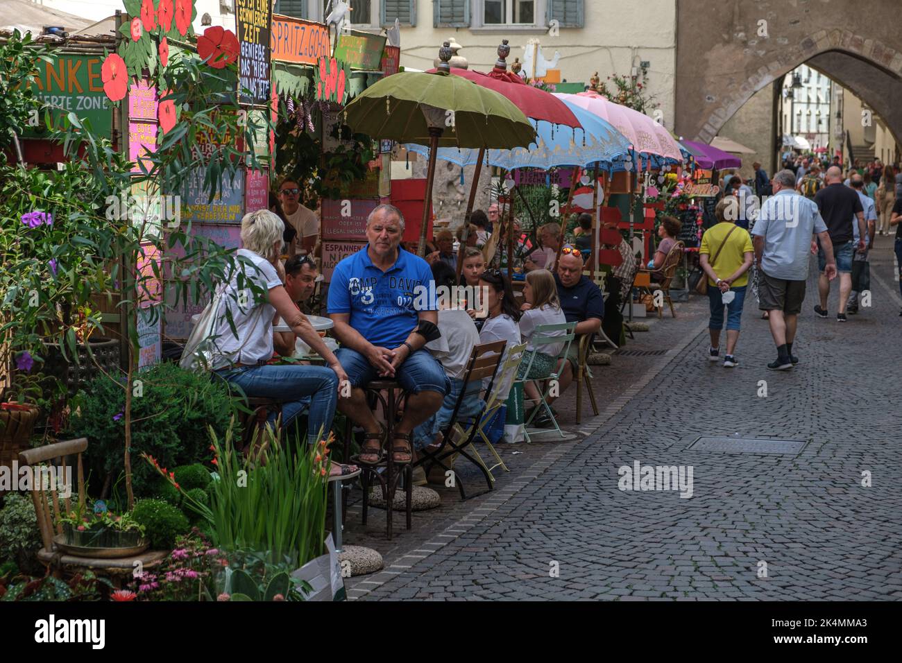 Leute, die draußen im Restaurant zum Mittagessen in der Stadt Bozen Italien sitzen. Stockfoto