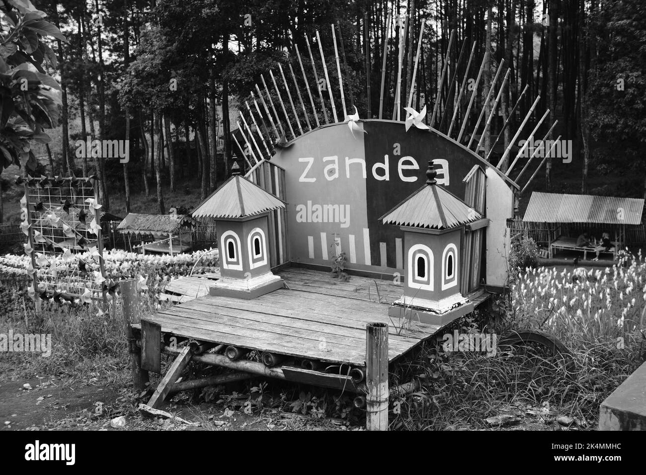 Bühnendekoration, monochromes Foto einer kleinen Bühne, die den Zandea-Garten in der Cikancung-Region - Indonesien schmückt Stockfoto