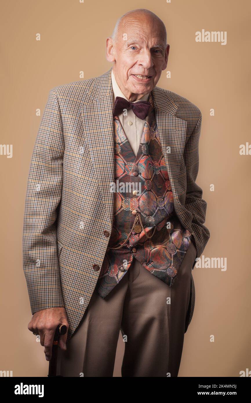 Der 85-jährige Norman sieht mit Fliege, Jacke, Weste, Uhrenkette und Hose sehr edel aus. Stockfoto