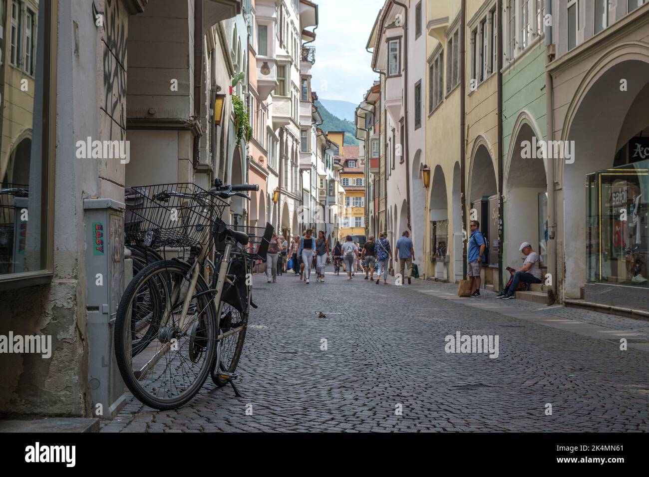 Vintage Fahrrad auf der Straße der Stadt Bozen Italien. Stockfoto