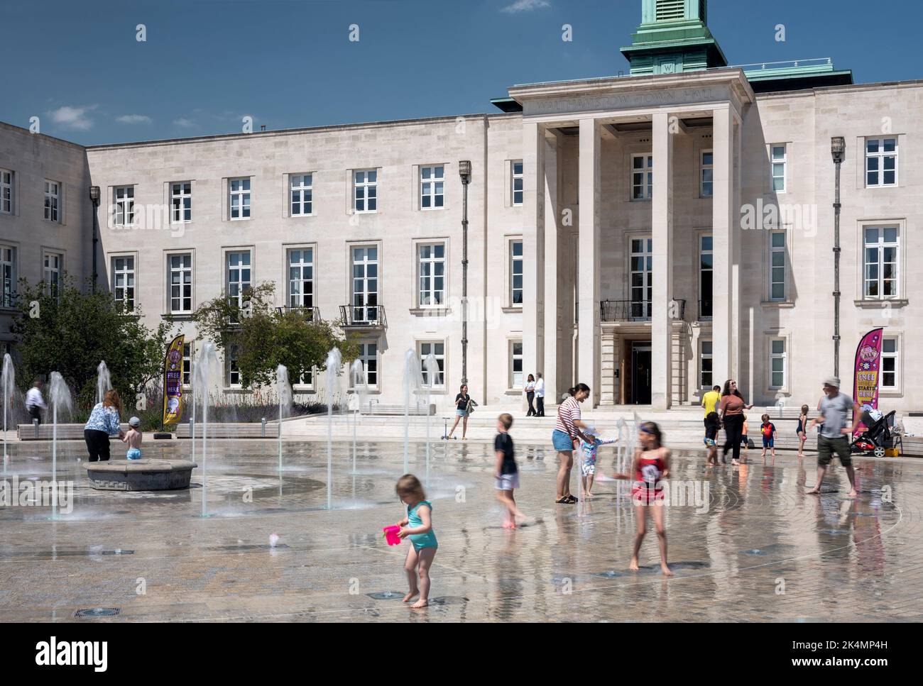 Mittlere Sicht auf das Rathaus. Fellowship Square, London, Großbritannien. Architekt: Kirchenmann Thornhill Finch, 2021. Stockfoto