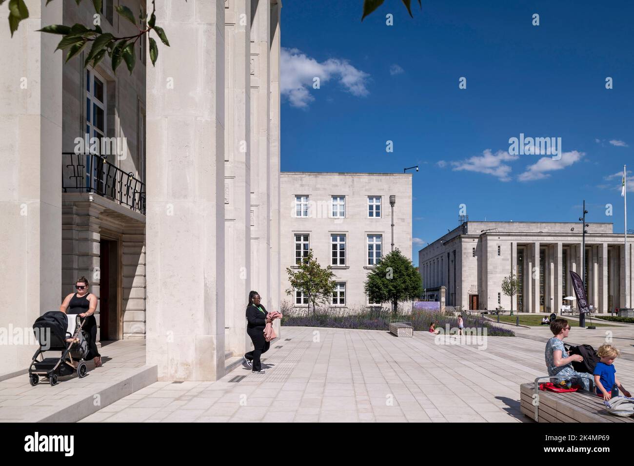 Eingang zum Rathaus und Pflaster. Fellowship Square, London, Großbritannien. Architekt: Kirchenmann Thornhill Finch, 2021. Stockfoto