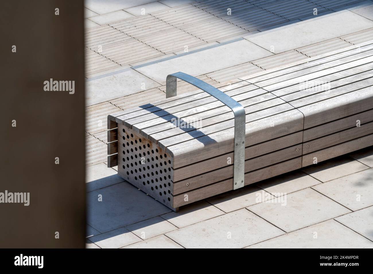 Sitzbankdetails. Fellowship Square, London, Großbritannien. Architekt: Kirchenmann Thornhill Finch, 2021. Stockfoto