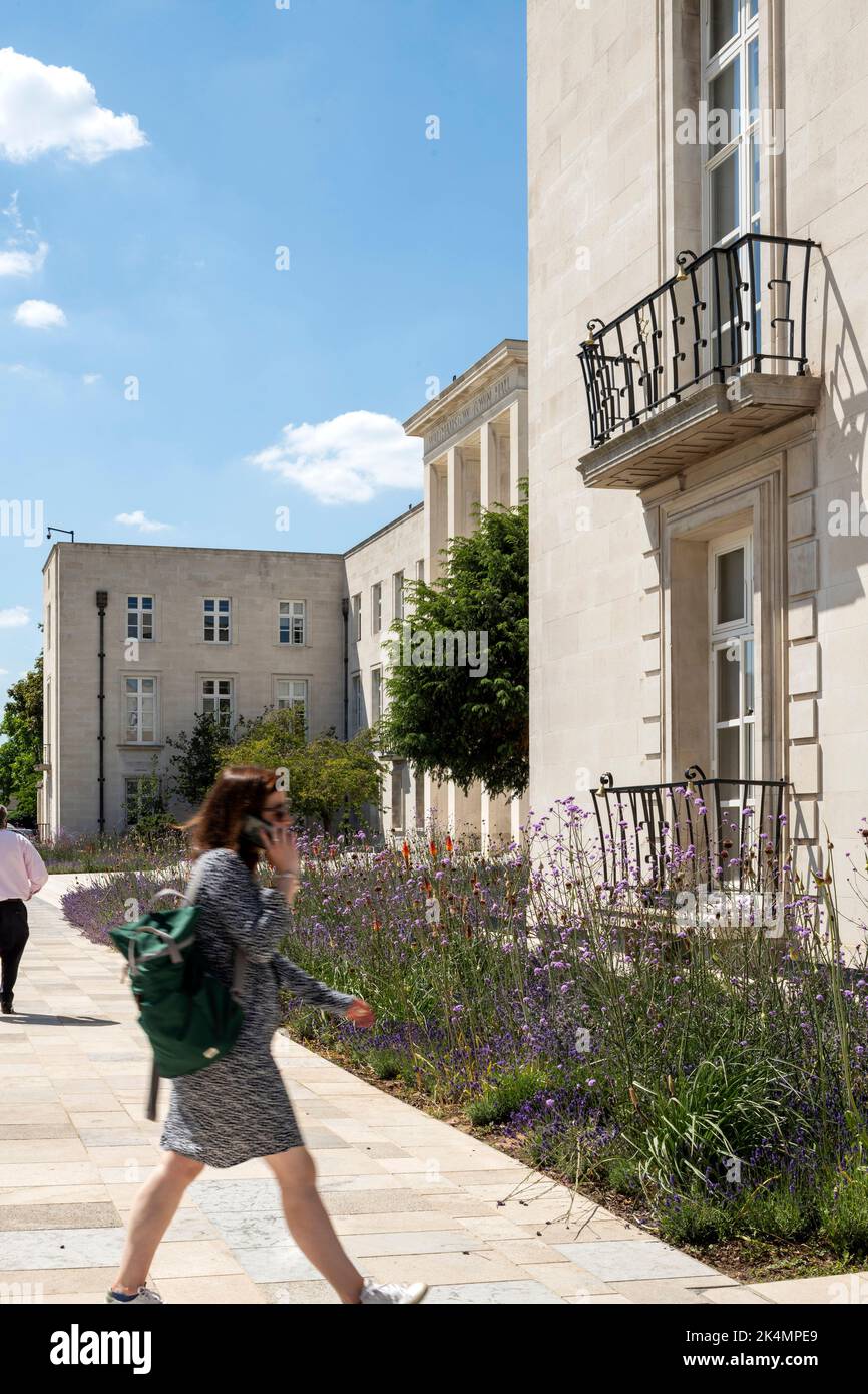 Pfad und Bepflanzung mit Rathaus im Hintergrund. Fellowship Square, London, Großbritannien. Architekt: Kirchenmann Thornhill Finch, 2021. Stockfoto