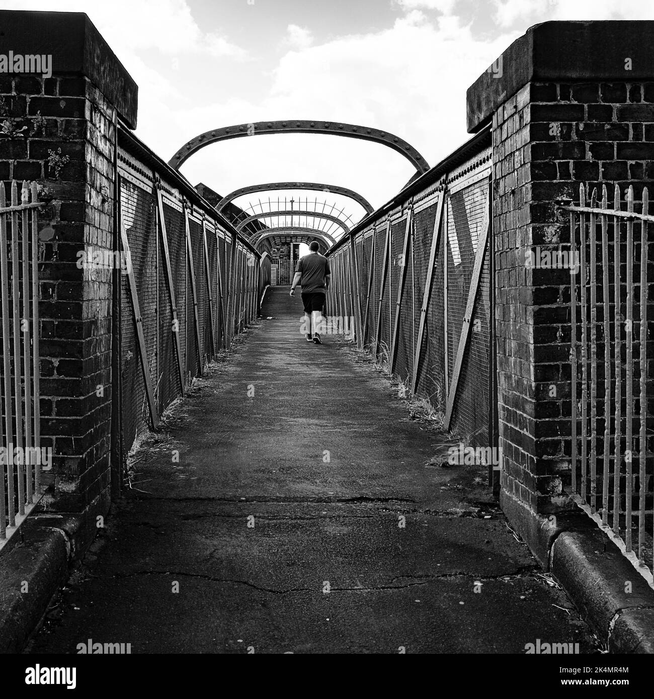 Manchester Eccles UK Okt 2022 alte Eisen- und Ziegelfußbrücke über Bahnstrecken Stockfoto
