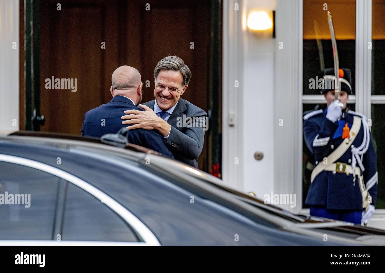 2022-10-03 18:59:44 DEN HAAG - Premierminister Mark Rutte am Catshuis vor einem Arbeitsessen mit dem Präsidenten des Europäischen Rates Charles Michel. Das Treffen wird im Vorfeld des ersten Treffens der Europäischen Politischen Gemeinschaft und des informellen Europäischen Rates stattfinden. ANP ROBIN UTRECHT niederlande Out - belgien Out Stockfoto