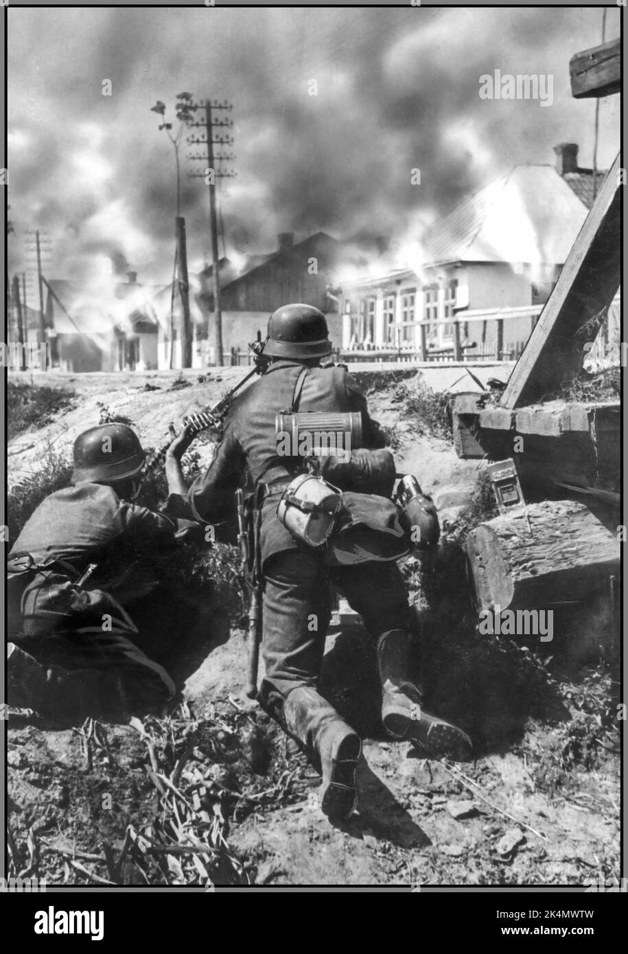 OPERATION BARBAROSSA WW2 zwei deutsche Soldaten halten an einer Brücke an der Ostfront ein MG 42 Maschinengewehr. Datum Juli 1941 die Operation Barbarossa war die Invasion der Sowjetunion durch Nazi-Deutschland und viele seiner Verbündeten der Achsenmächte, die am Sonntag, den 22. Juni 1941, während des Zweiten Weltkriegs begann Stockfoto