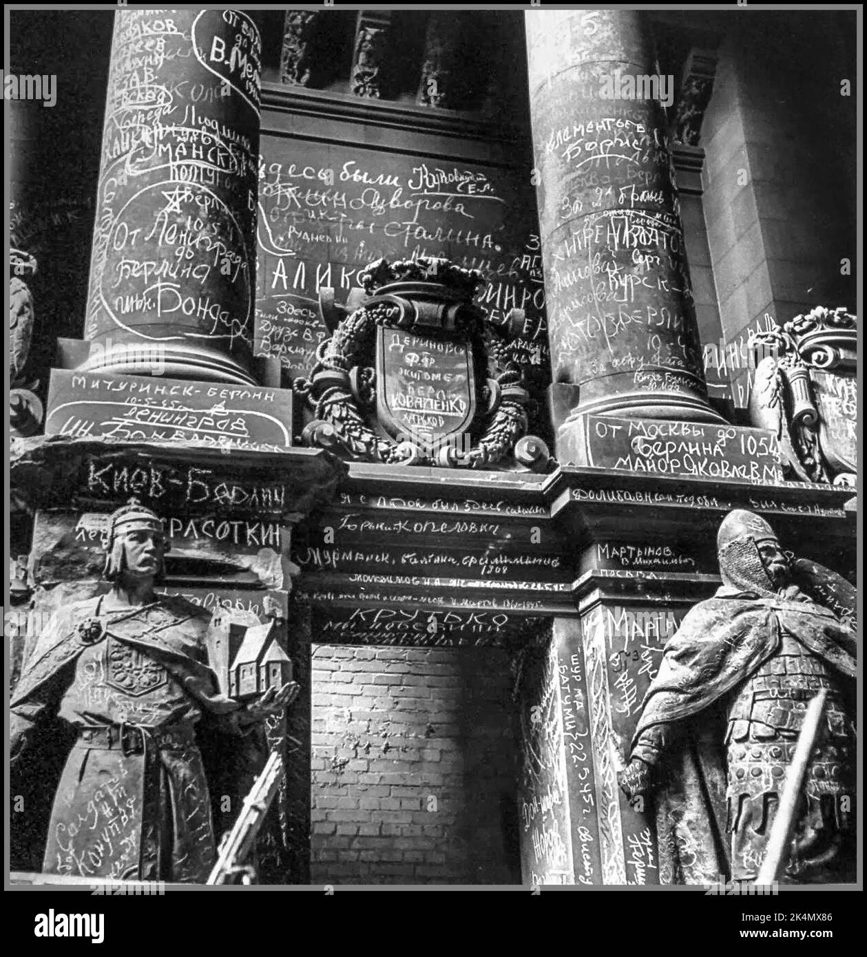 1945 WW2 der Reichstag Berlin nach dem Zusammenbruch mit russischen Graffiti bedeckt Niederlage und Kapitulation Nazi-Deutschlands 1945 Soldaten der Roten Armee kratzen Graffiti im besetzten Berlin: 'Hitler kaputt', 'aus Stalingrad mit Liebe', 'Kilroyski war hier'. Stockfoto