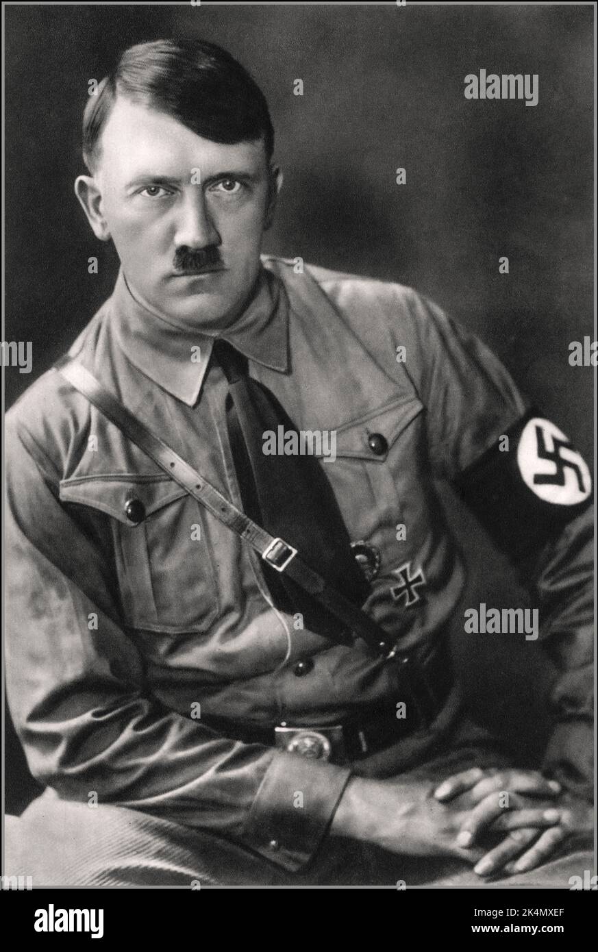 Adolf Hitler Porträt in NSDAP Sturmabteilung Nazi-Uniform mit Hakenkreuzarmband in den 1920er/30er Jahren der Vorkriegszeit, fotografiert von Hoffmann, seinem bevorzugten persönlichen Fotografen, für sein Buch Mein Kampf Nazi NSDAP Swastika Germany Stockfoto