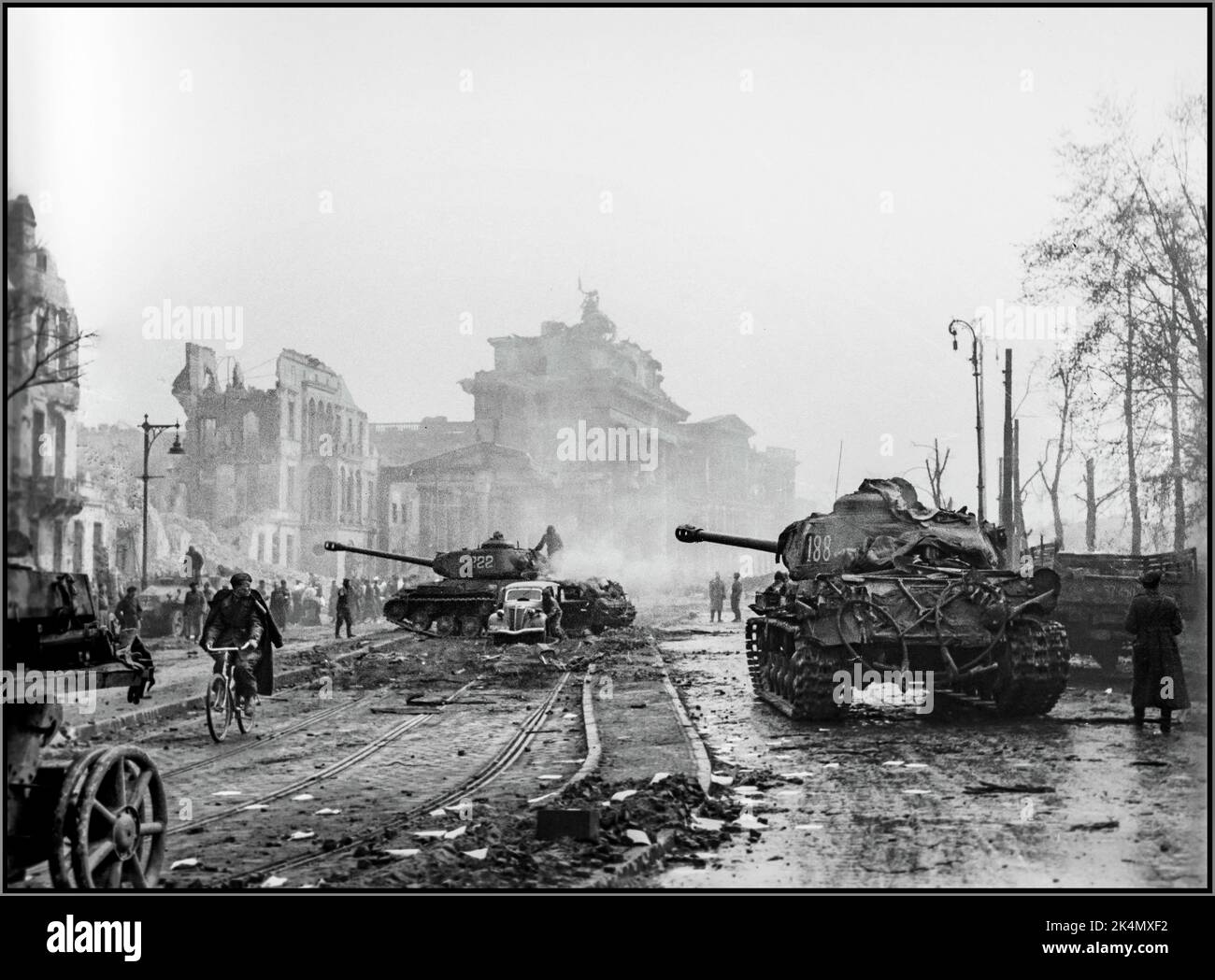 1945 Berlin Ende WW2 mit dem Brandenburger Tor im Hintergrund und russischen Panzern, die eine Bombe in der Berliner Innenstadt im ehemaligen Nazi-Deutschland besetzten Stockfoto