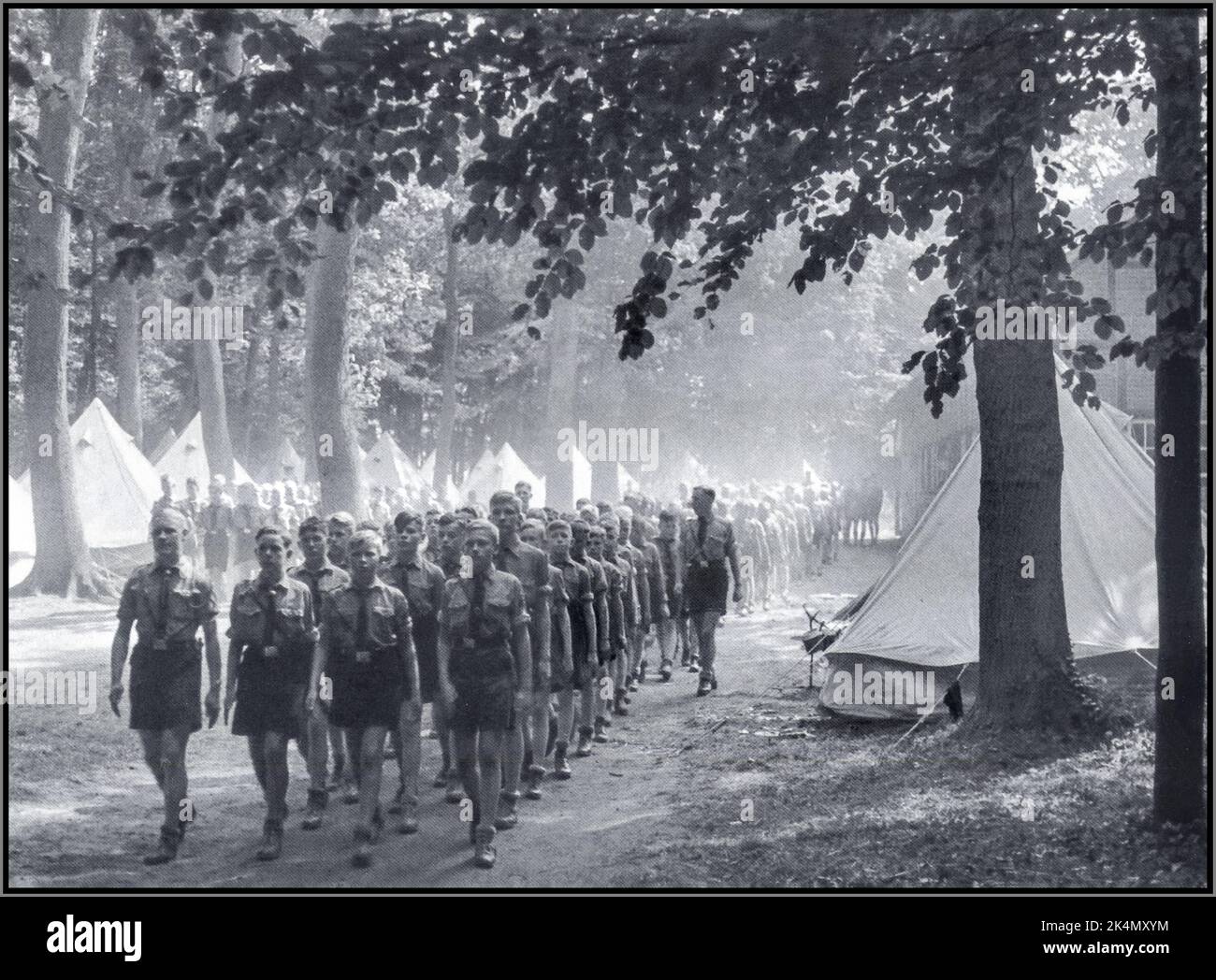 Hitler Jugend Hitlerjugend Lager in Uniform, für junge impressionable Jungen und Jugendliche, die durch Propaganda und Indoktrination geführt werden, um in die Freuden des reinen arischen zukünftigen Nazi-Deutschland-Lebens erzogen zu werden 1936 Stockfoto