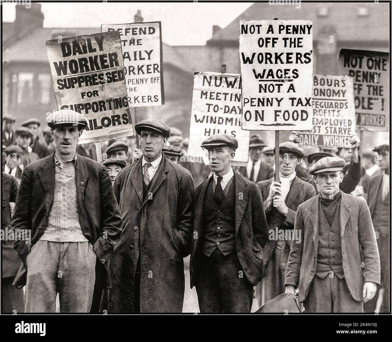 Vintage Strikes Großbritannien 1920s britische Nordostarbeiter demonstrieren während des Generalstreiks vom 1926. Mai in Großbritannien mit Gewerkschaftsbannern Stockfoto
