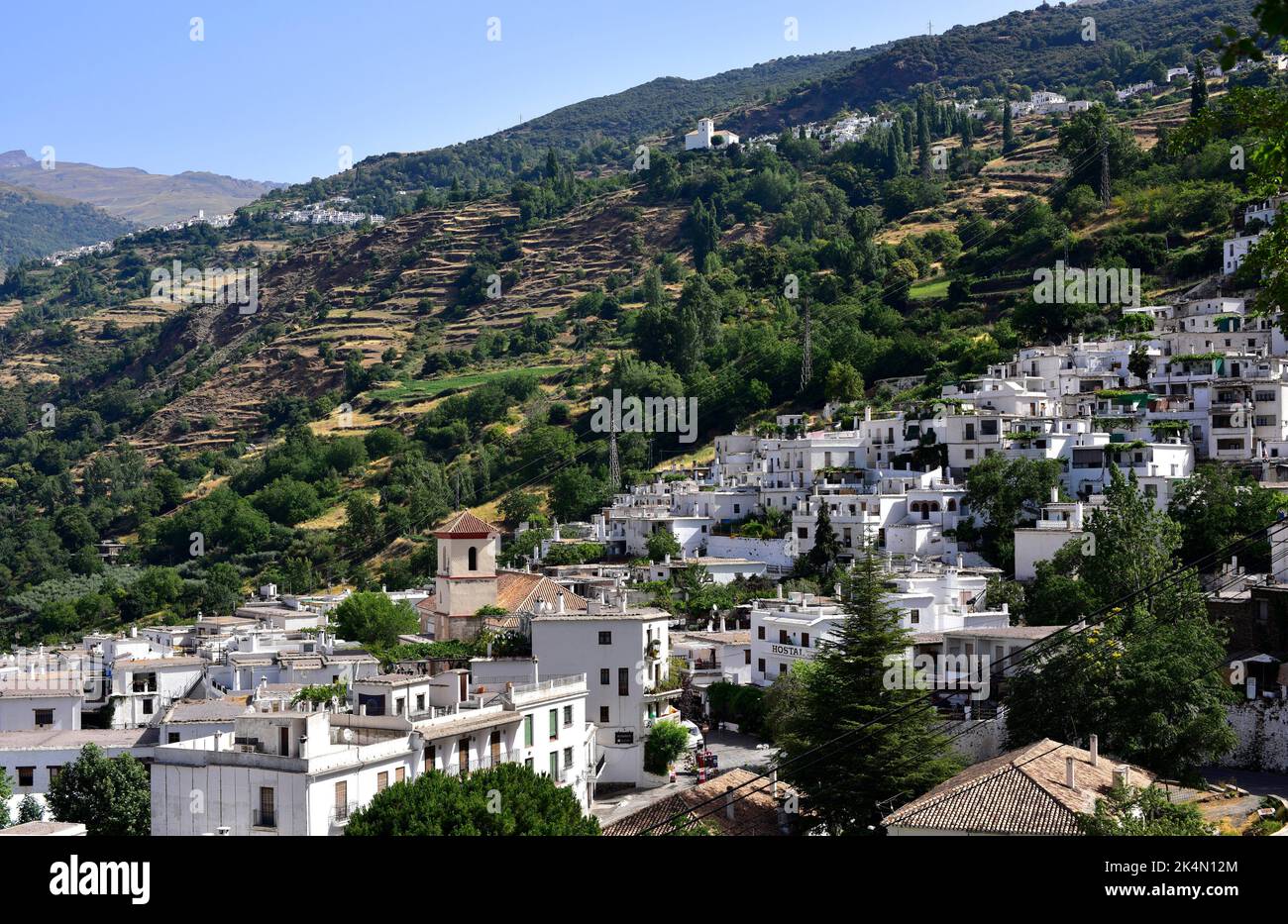 La Alpujarra oder Las Alpujarras, Panoramablick auf Pampaneira, Bubión, Capileira und Sierra Nevada. Granada, Andalusien, Spanien. Stockfoto