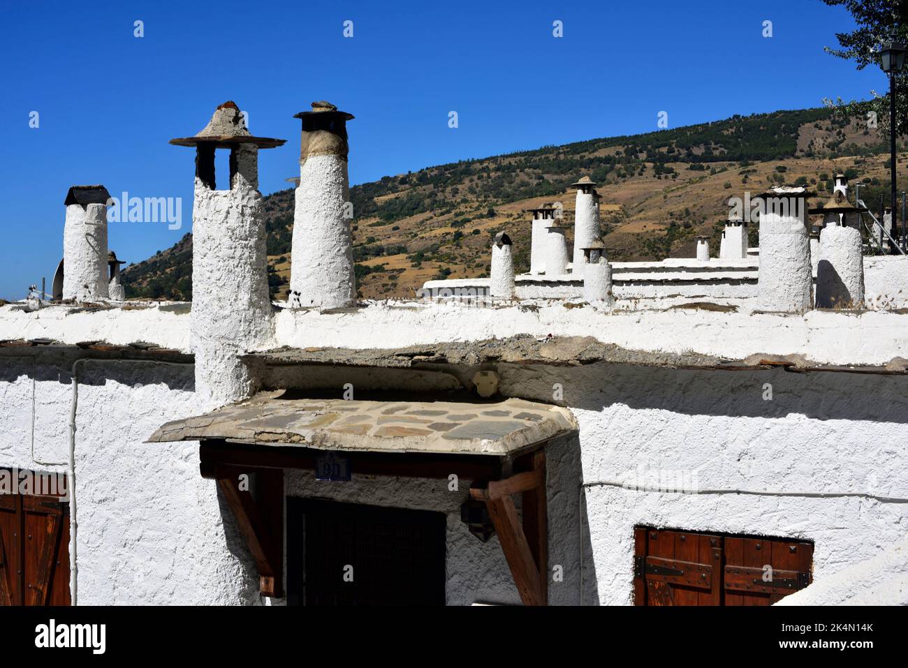 Capileira, Flachdächer und typische Kamine. La Alpujarra, Granada, Andalusien, Spanien. Stockfoto