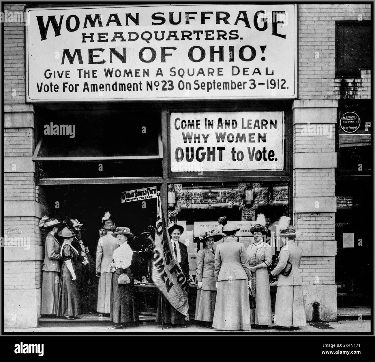 Frauenwahlrecht Hauptquartier in Ohio USA. Die Frauenrechtlerinnen appellieren an die "MÄNNER VON OHIO" für ein "Square Deal" und stimmen für Änderungsantrag 23 1912. „Komm herein und erfahre, warum Frauen wählen sollten. Ohio USA Stockfoto