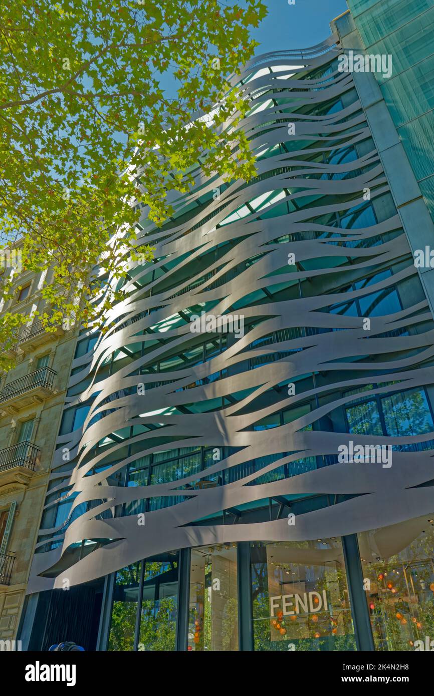 Zeitgenössische Architektur des Fendi-Gebäudes in Barcelona, Katalonien, Spanien. Stockfoto